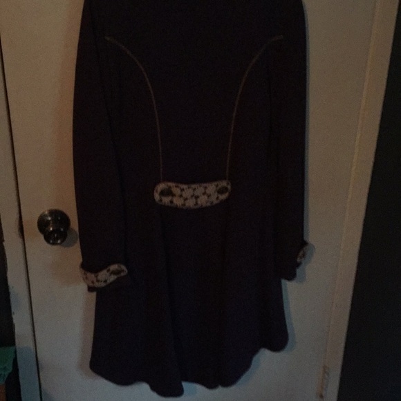 3/4 length overcoat tiered sculpted bottom - Picture 2 of 4